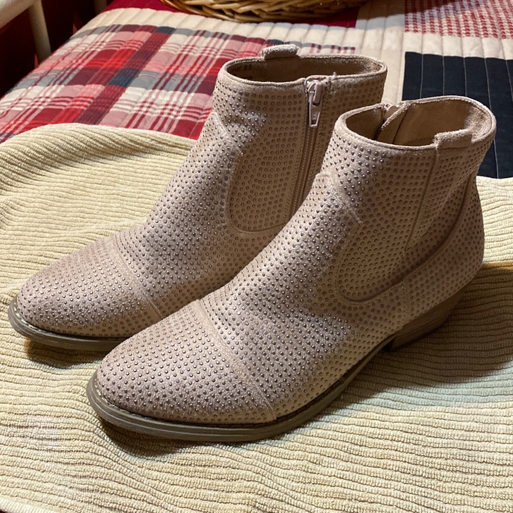 Report pink ankle boots tried on and worn around the house. 9.5
